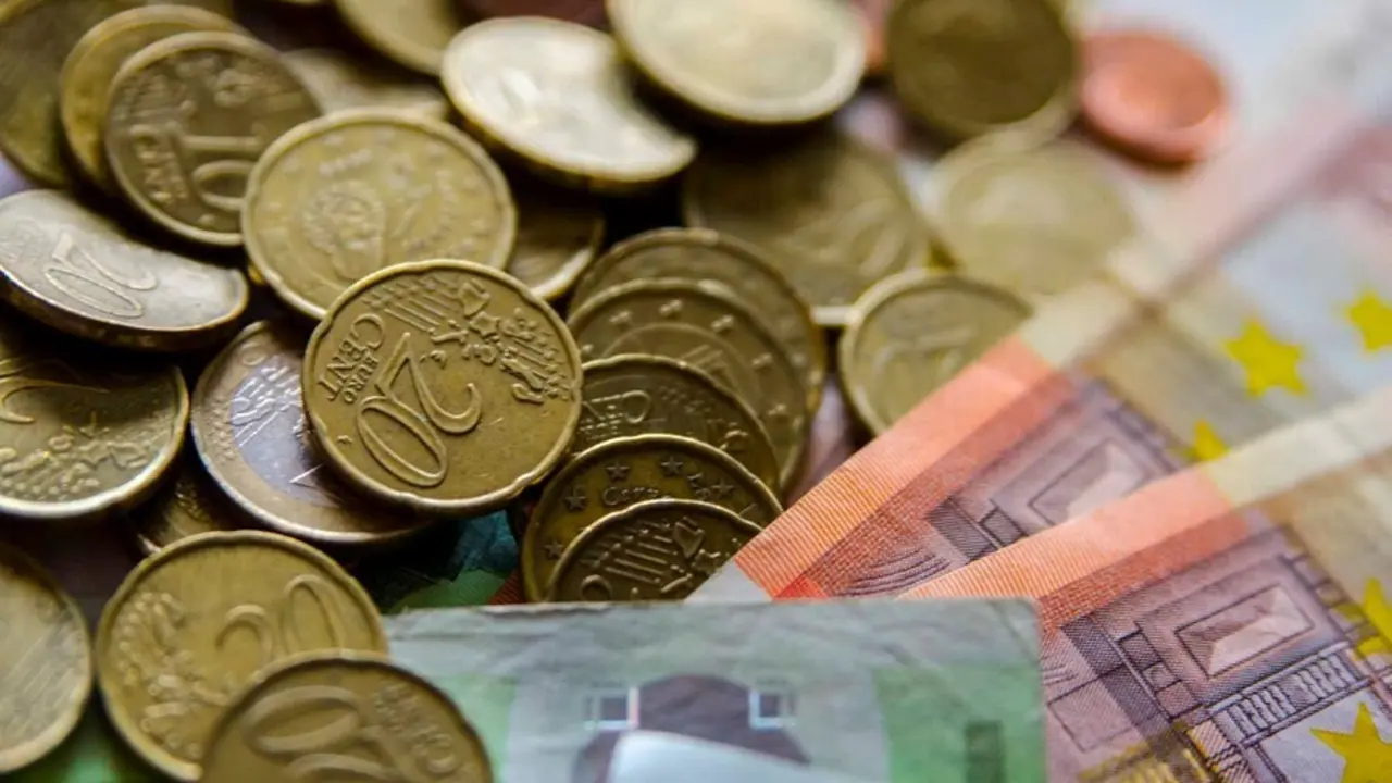 Archivo - Monedas y billetes de euro.
