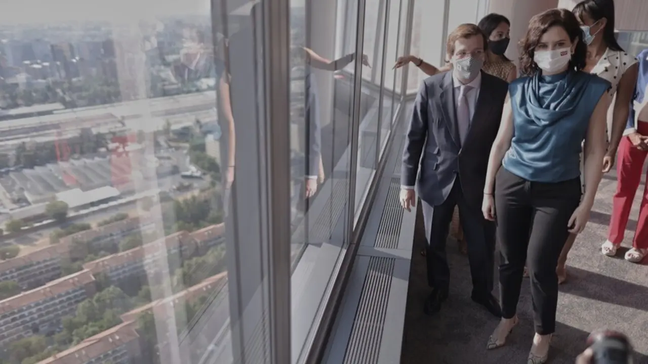 La presidenta de la Comunidad de Madrid, Isabel D&iacute;az Ayuso, y el alcalde de Madrid, Jos&eacute; Luis Mart&iacute;nez-Almeida, en la Torre de Cristal antes de la firma el Convenio Marco de Madrid Nuevo Norte