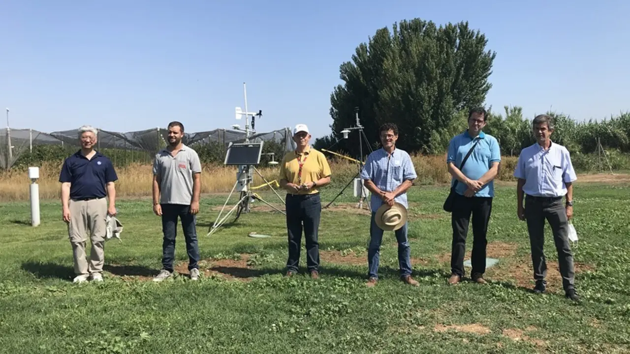 Edward J. Kim, de la NASA; Joaquim Bellvert, investigador del IRTA; Joan Girona, delegado del IRTA en Lleida y Pirineos; Aaron Boone, investigador del CNRM; Josep Ramon Mir&oacute;, t&eacute;cnico del SMC; y Eliseu Vilaclara, director del SMC.