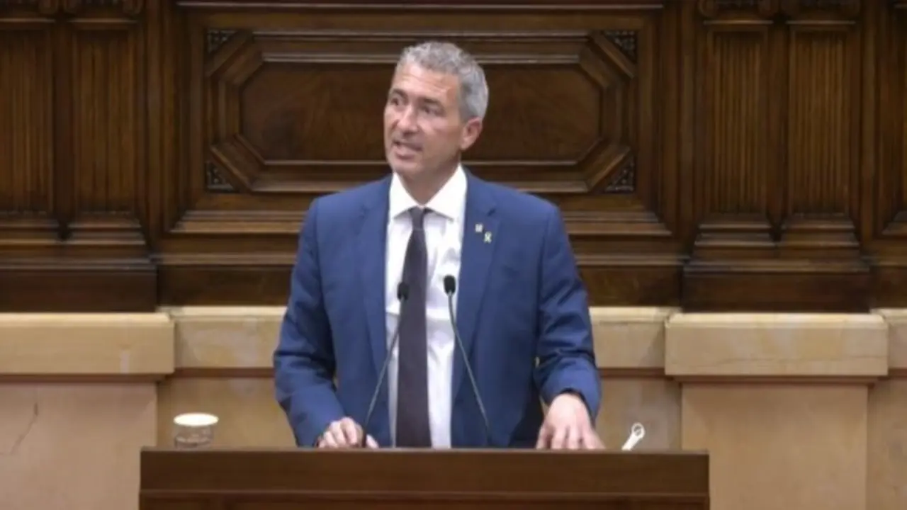 El conseller de Educaci&oacute;n de la Generalitat, Josep Gonz&aacute;lez-Cambray, en el pleno del Parlament del 20 de julio de 2021, en Barcelona