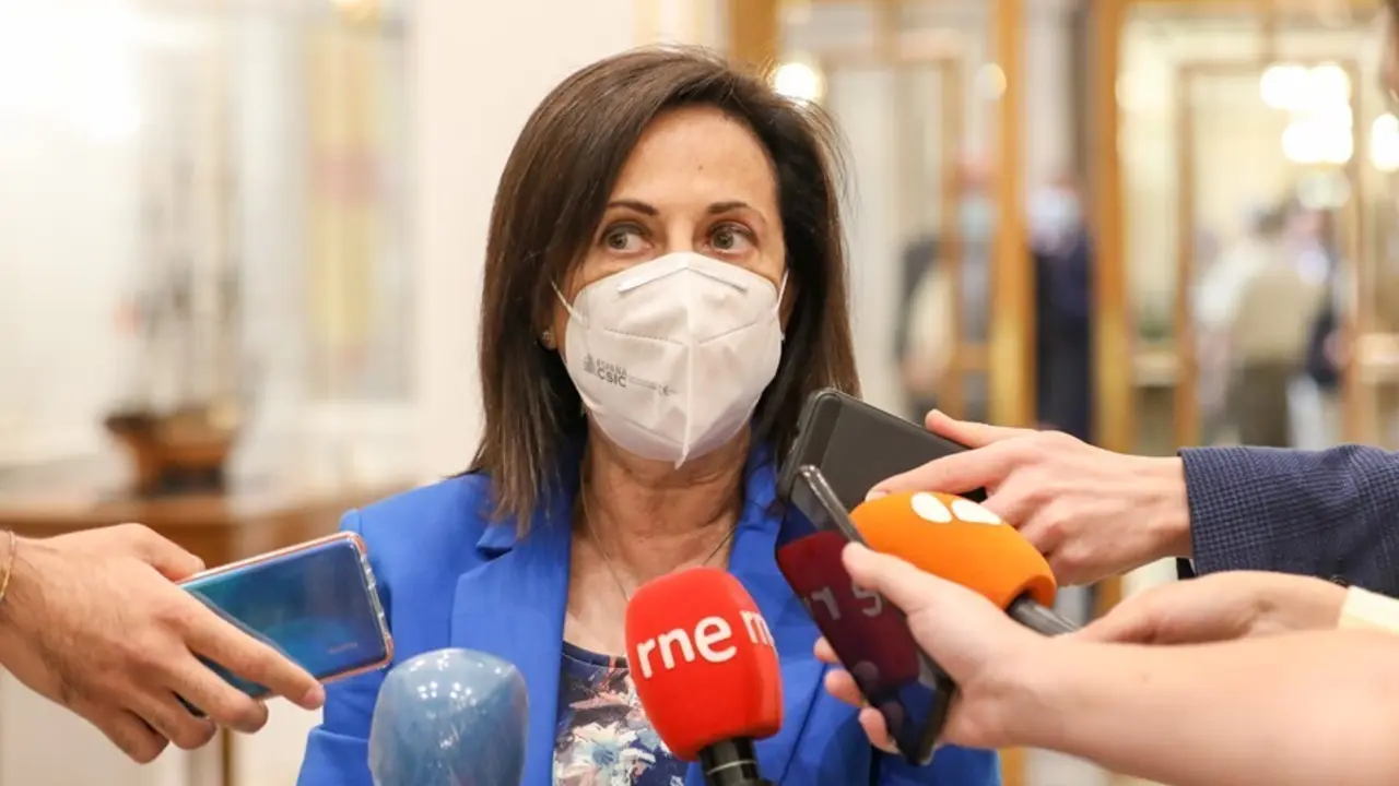 La ministra de Defensa, Margarita Robles, ofrece declaraciones a los medios de comunicaci&oacute;n durante la clausura de las Jornadas de Seguridad y Defensa para las comisiones de Defensa del Congreso y el Senado en la sede del Centro Superior de Estudios de la