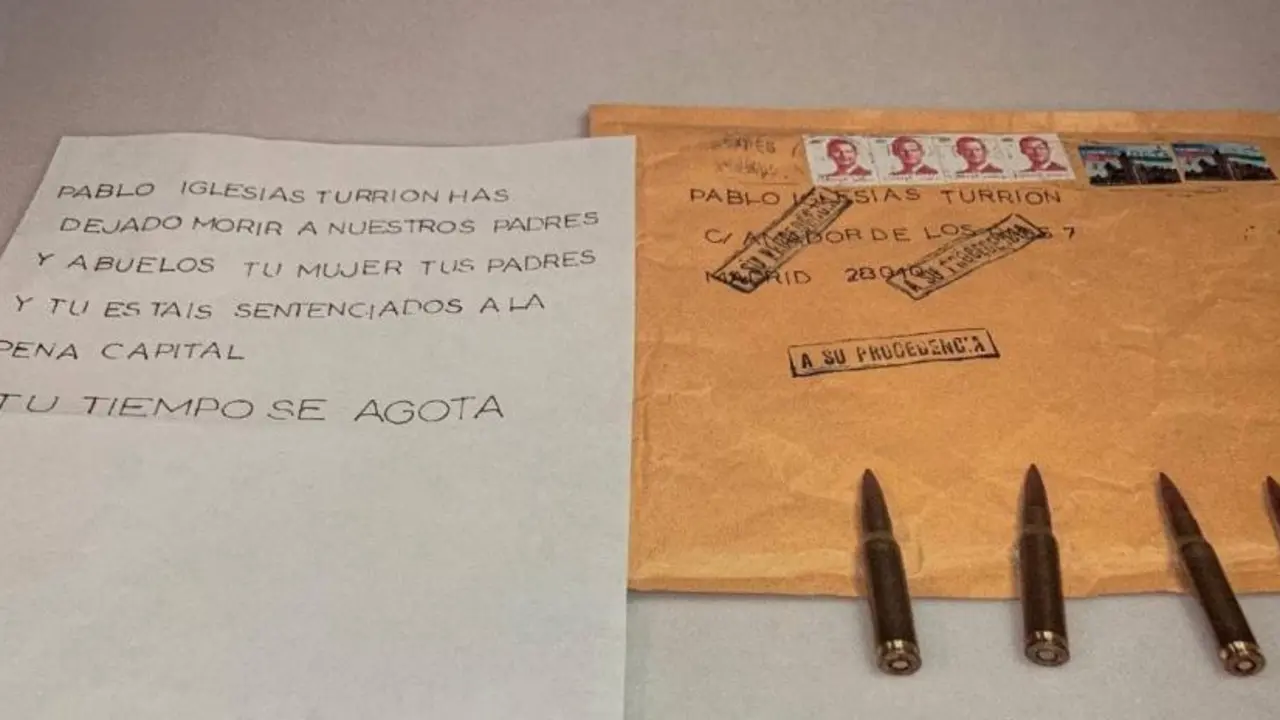 La carta amenazante dirigida a Pablo Iglesias, con cuatro balas de fusil.
