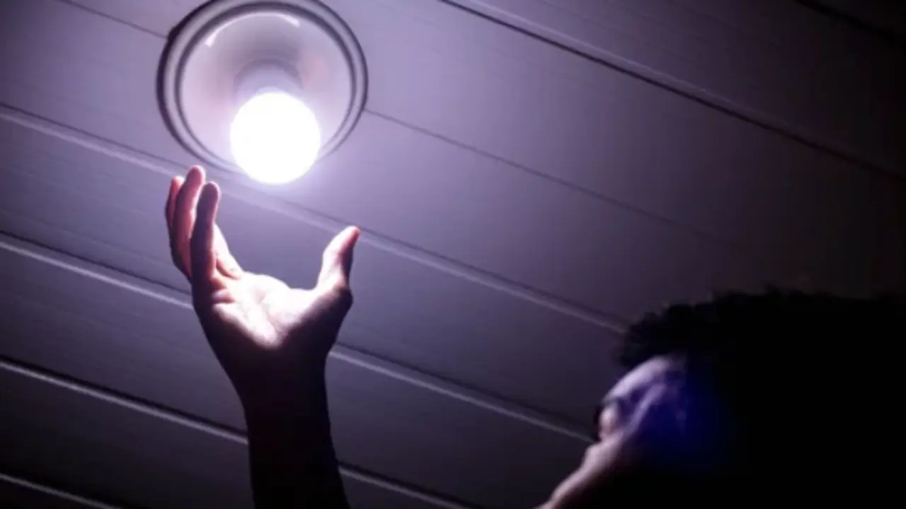 Quitando la bombilla de la luz de casa.