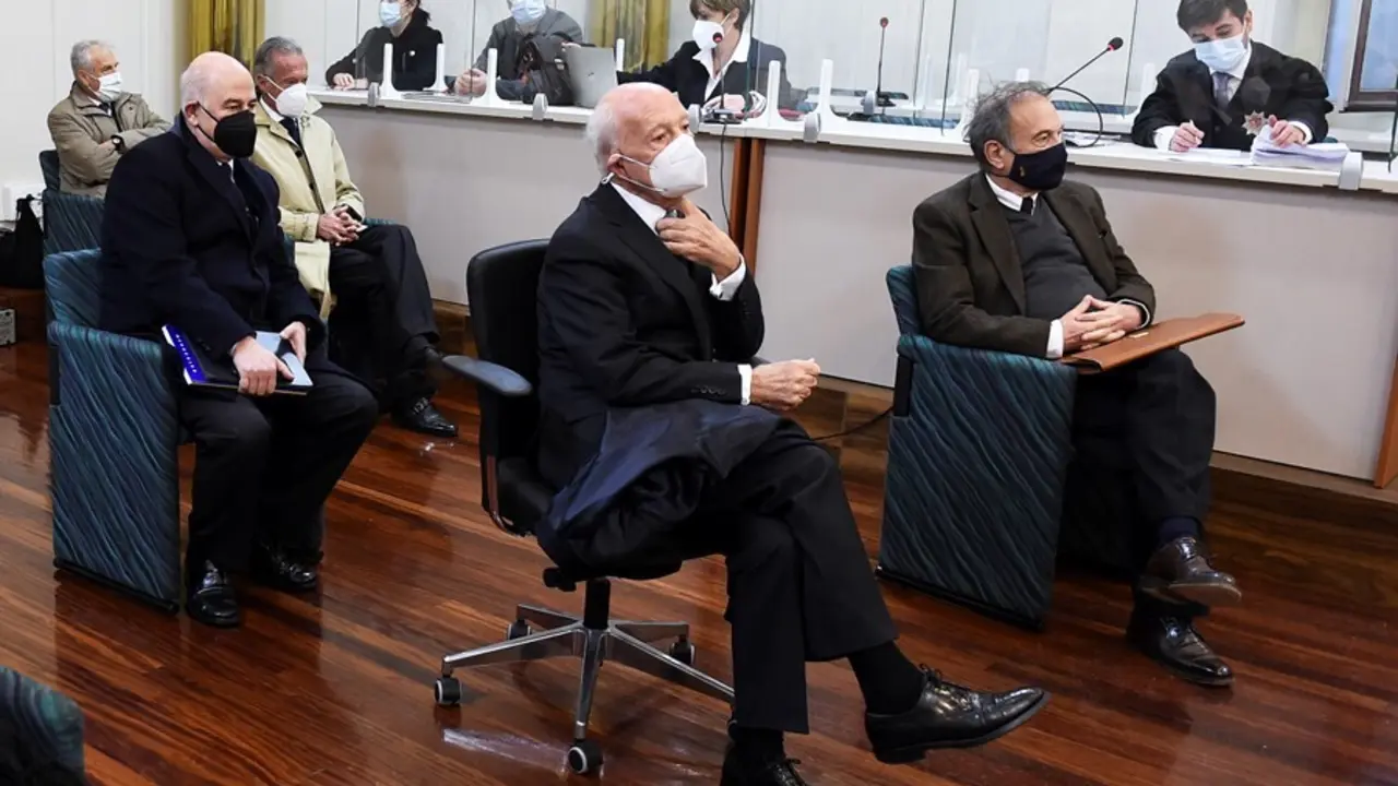 Archivo - El expresidente de Sniace Blas Mezquita (2a fila), y uno de los excomponentes de la direcci&oacute;n de la empresa Manuel Huerta (2d), durante el juicio por los vertidos que realiz&oacute; su empresa al r&iacute;o Saja-Besaya entre el a&ntilde;o 2008 y 2010