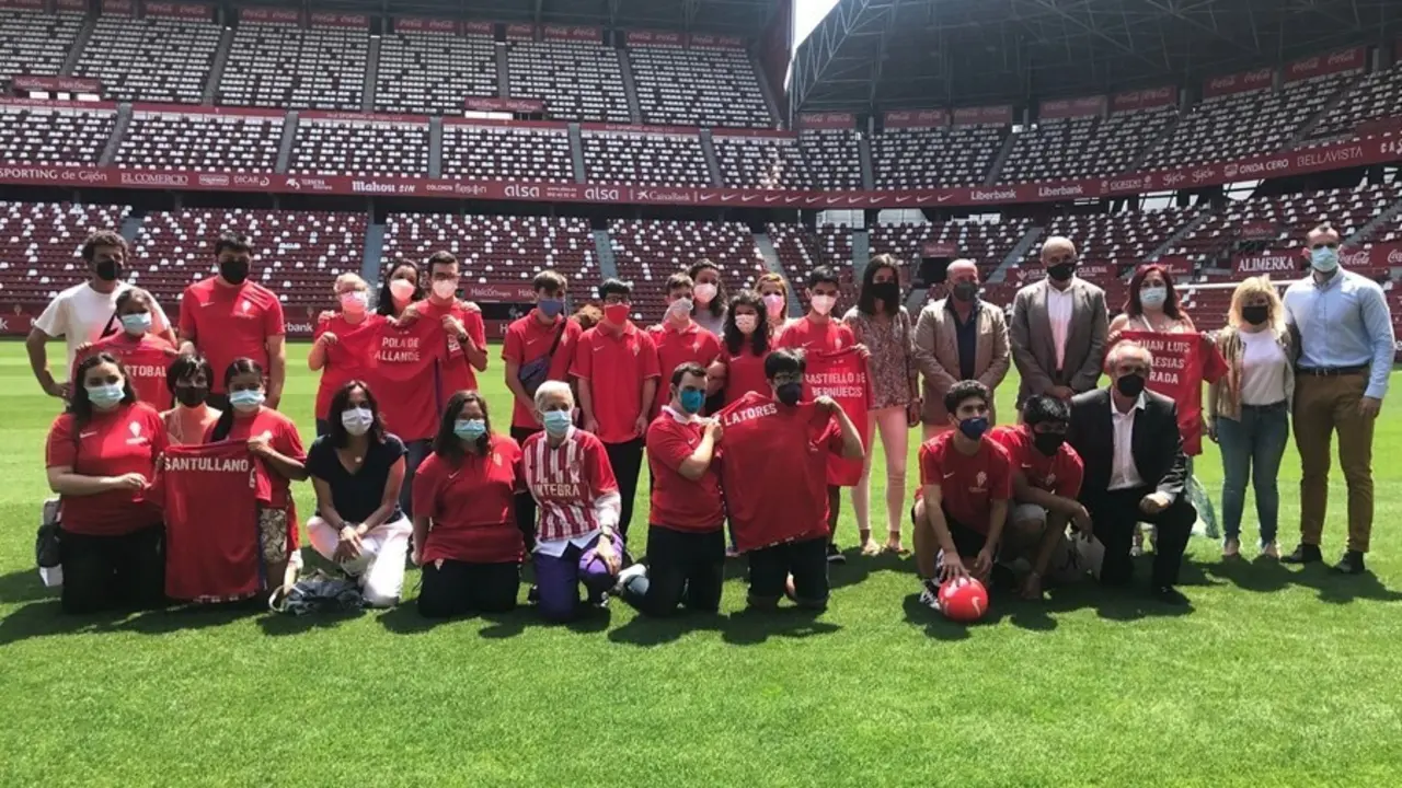 La consejera de Educaci&oacute;n, Carmen Su&aacute;rez, en el centro arrodillada y ataviada con una camiseta del Sporting posa con las direcciones de los centros de educaci&oacute;n especial del Principado y con una representaci&oacute;n de su alumnado.