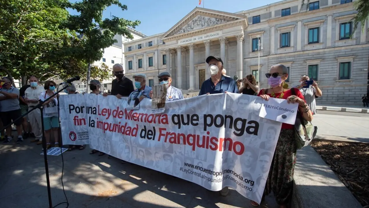Varias decenas de personas participan en una concentraci&oacute;n contra la impunidad del Franquismo, a 18 de julio de 2021, en Madrid (Espa&ntilde;a). 