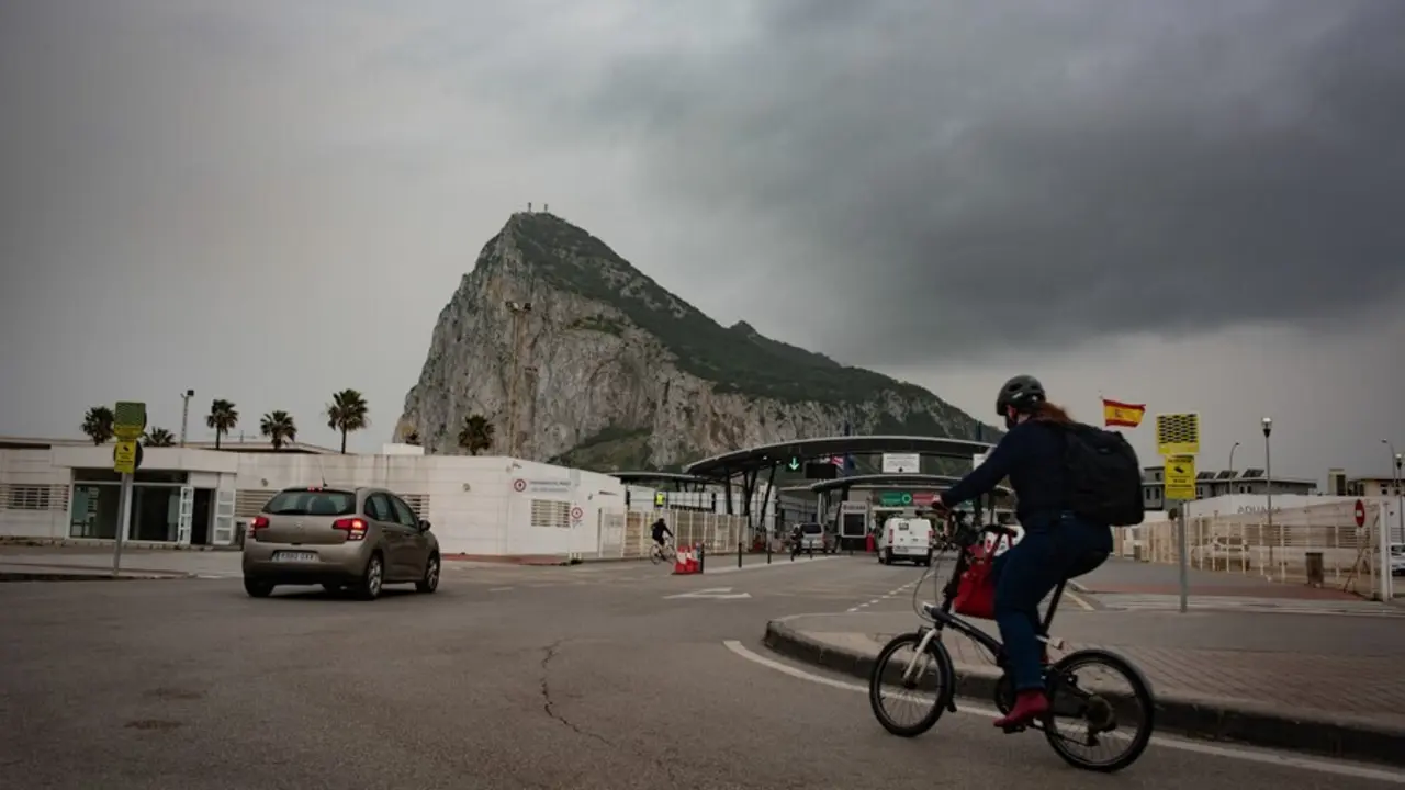 Archivo - Tr&aacute;nsito de coches y personas en la frontera de Gibraltar, a 30 de marzo 2021.