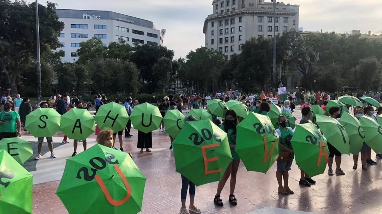 M&aacute;s de un centenar de personas concentradas en plaza de Catalunya piden una nueva moratoria al decreto antidesahucios, que caduca el pr&oacute;ximo 9 de agosto