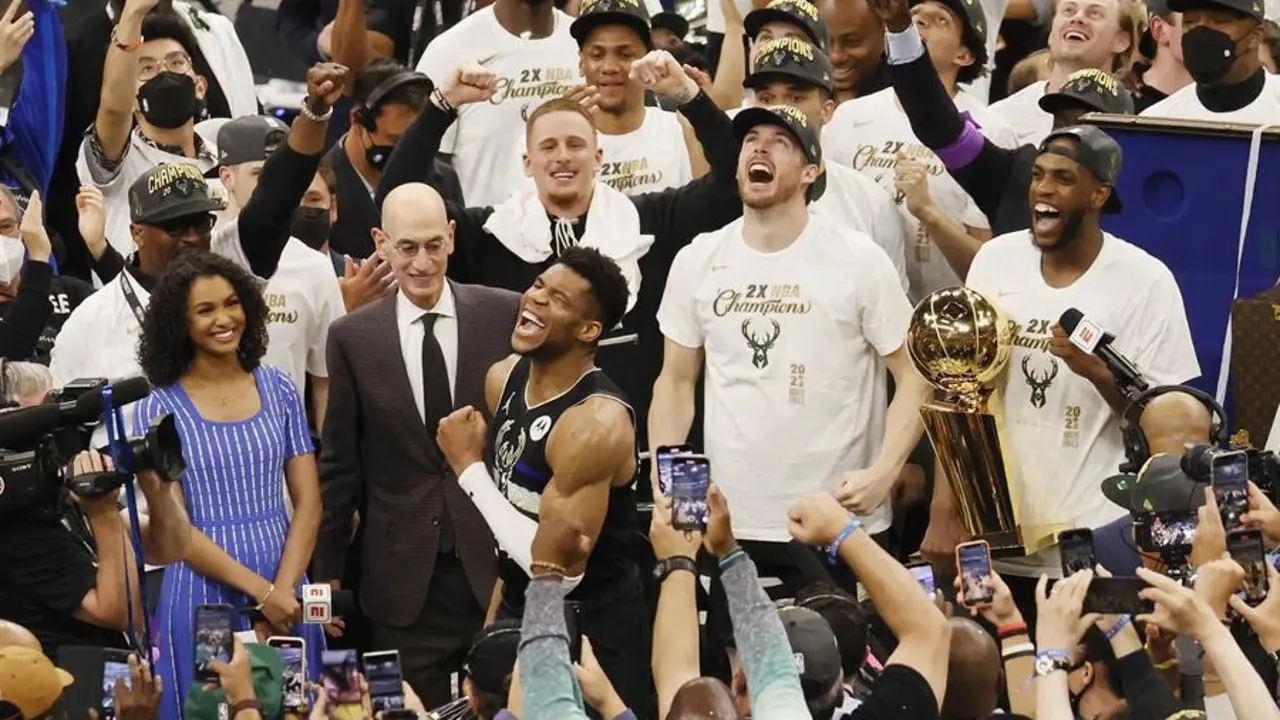 El alero de los Milwaukee Bucks Giannis Antetokounmpo (C) reacciona frente al comisionado de la NBA Adam Silver (L) al t&eacute;rmino del sexto partido de la serie de las Finales de la NBA de baloncesto entre los Phoenix Suns y los Milwaukee Bucks en el Fiserv Forum de Milwaukee, Wisconsin, Estados Unidos, el 20 de julio de 2021. (Baloncesto, Estados Unidos, F&eacute;nix) EFE/EPA/TANNEN MAURY SHUTTERSTOCK OUT
