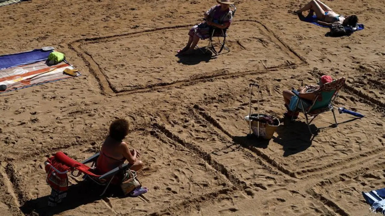 Vista de la playa de Gij&oacute;n, hoy s&aacute;bado, en el que la Agencia Estatal de Meteorolog&iacute;a prev&eacute; en Asturias intervalos de nubes bajas de madrugada y al final del d&iacute;a, y despejado el resto de la jornada, sin descartar brumas y alg&uacute;n banco de niebla matinal en el oeste. Temperaturas en aumento, excepto las m&iacute;nimas en el litoral donde habr&aacute; pocos cambios. EFE/ELOY ALONSO