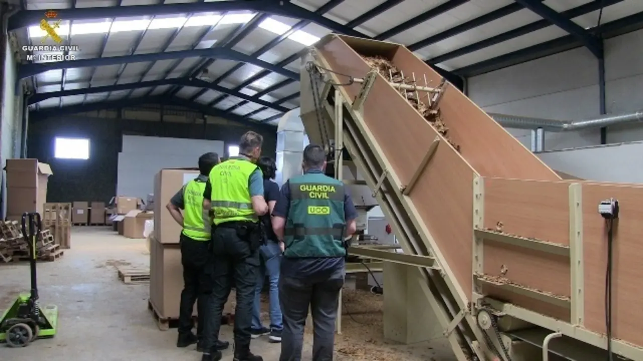 La Guardia Civil, en colaboraci&oacute;n con Fuerzas de Seguridad de Portugal, Ruman&iacute;a, Eslovaquia y Ucrania, ha desarticulado una organizaci&oacute;n criminal internacional dedicada a la producci&oacute;n il&iacute;cita de cigarrillos y su posterior distribuci&oacute;n.
