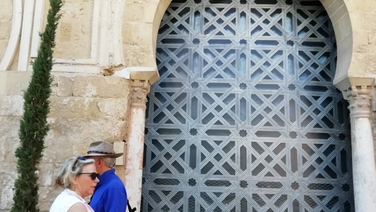 Archivo - Exterior de la denominada segunda puerta de la Mezquita de C&oacute;rdoba, cubierta por una lona con la imagen de la celosia retirada