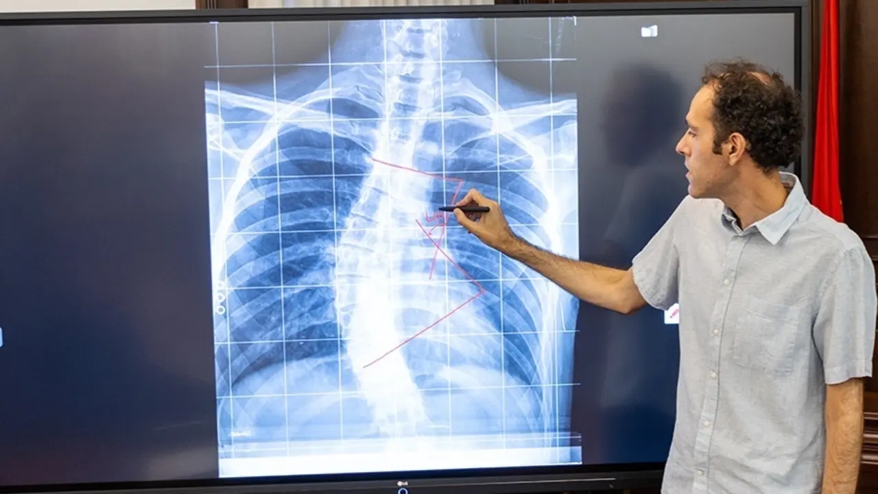 En la imagen, Manuel Curado Navarro, doctor del Grado en Ingenier&iacute;a Inform&aacute;tica de la Universidad Cat&oacute;lica de Murcia durante una explicaci&oacute;n en una pantalla digital.