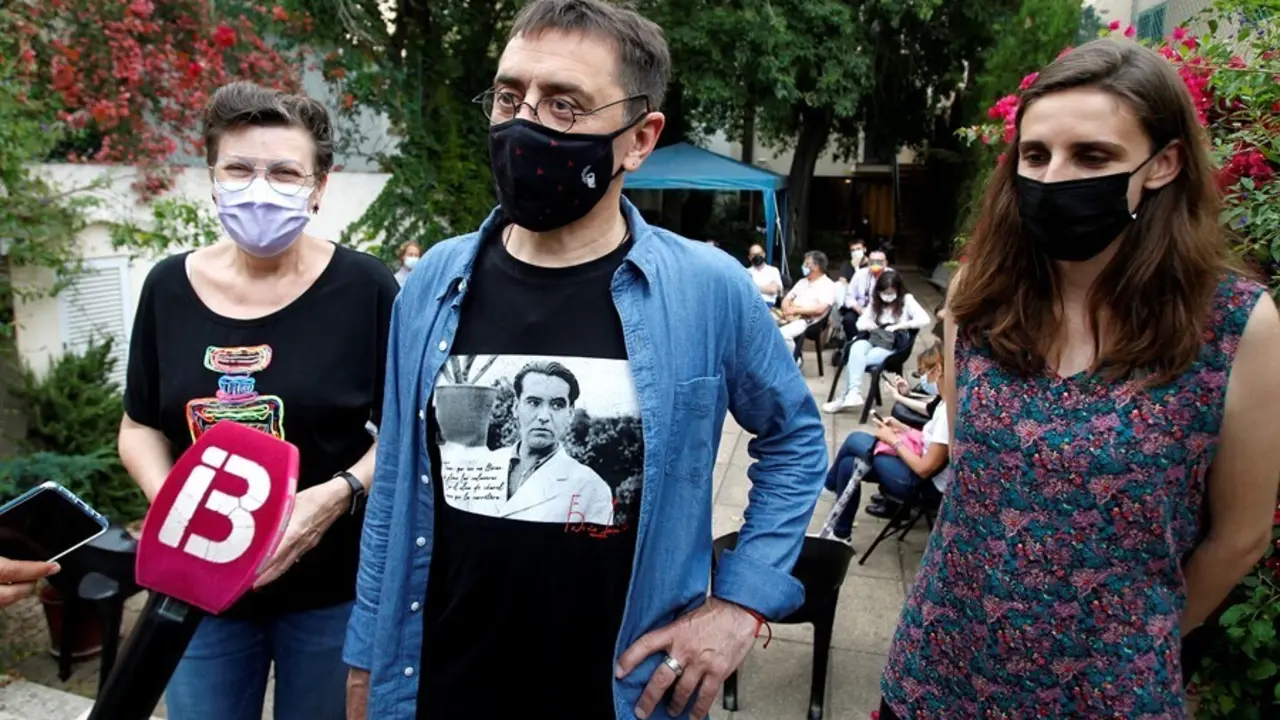 Archivo - (I-D) La diputada de Podemos por Baleares, Antonia Jover; su homologa Luc&iacute;a Mu&ntilde;oz y el polit&oacute;logo y cofundador de Podemos Juan Carlos Monedero, ofrecen declaraciones a los medios a 4 de junio de 2021, en Palma, Mallorca, Islas Baleares, (Espa&ntilde;a)