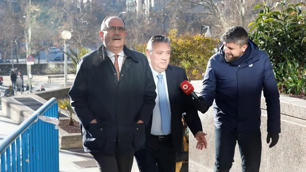 Archivo - El miembro de la Ejecutiva del PP, Alfredo Prada (con corbata azul), acude a testitificar en el juicio que se celebra en la Audiencia Provincial de Madrid por el presunto espionaje pol&iacute;tico a ex altos cargos 'populares' "rivales" durante el mand