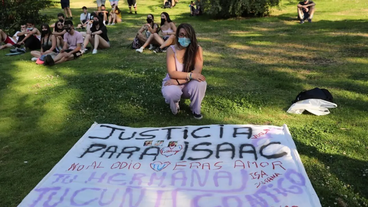 Varias personas participan en un homenaje a Isaac, un joven asesinado el mi&eacute;rcoles por la noche, en el Parque del Oeste, a 17 de julio de 2021, en Madrid (Espa&ntilde;a). Este homenaje ha sido convocado a trav&eacute;s de redes sociales para recordar a Isaac, un joven 