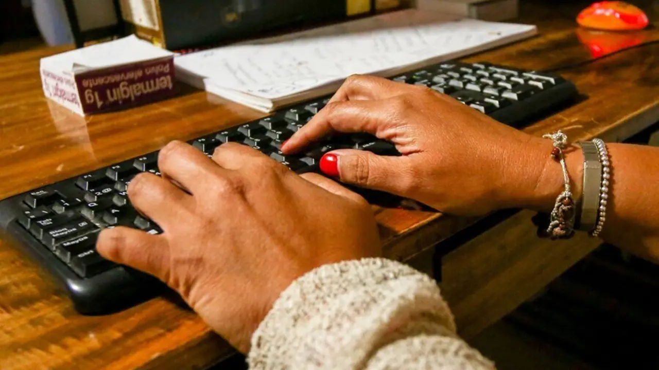 Archivo - Una mujer trabajando.