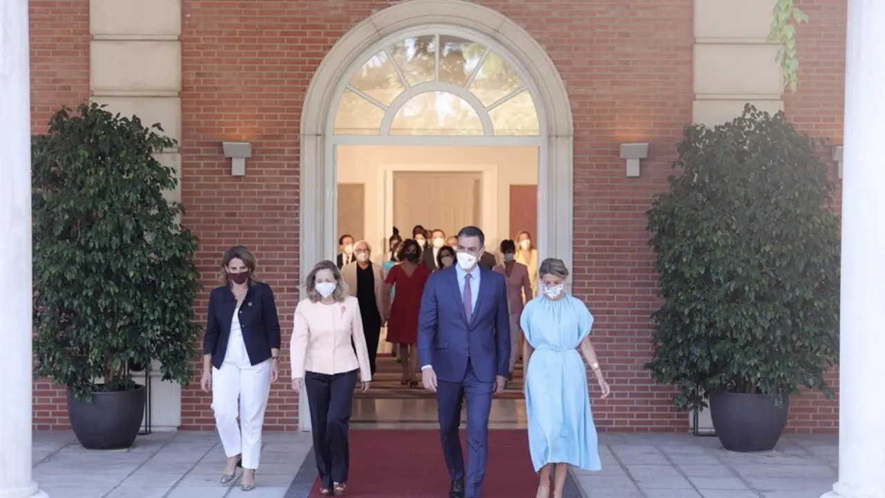 (I-D) La vicepresidenta tercera del Gobierno y ministra para la Transici&oacute;n Ecol&oacute;gica y el Reto Democr&aacute;tico, Teresa Ribera; la vicepresidenta primera del Gobierno y ministra de Asuntos Econ&oacute;micos y Transformaci&oacute;n Digital, Nadia Calvi&ntilde;o; el presidente del G
