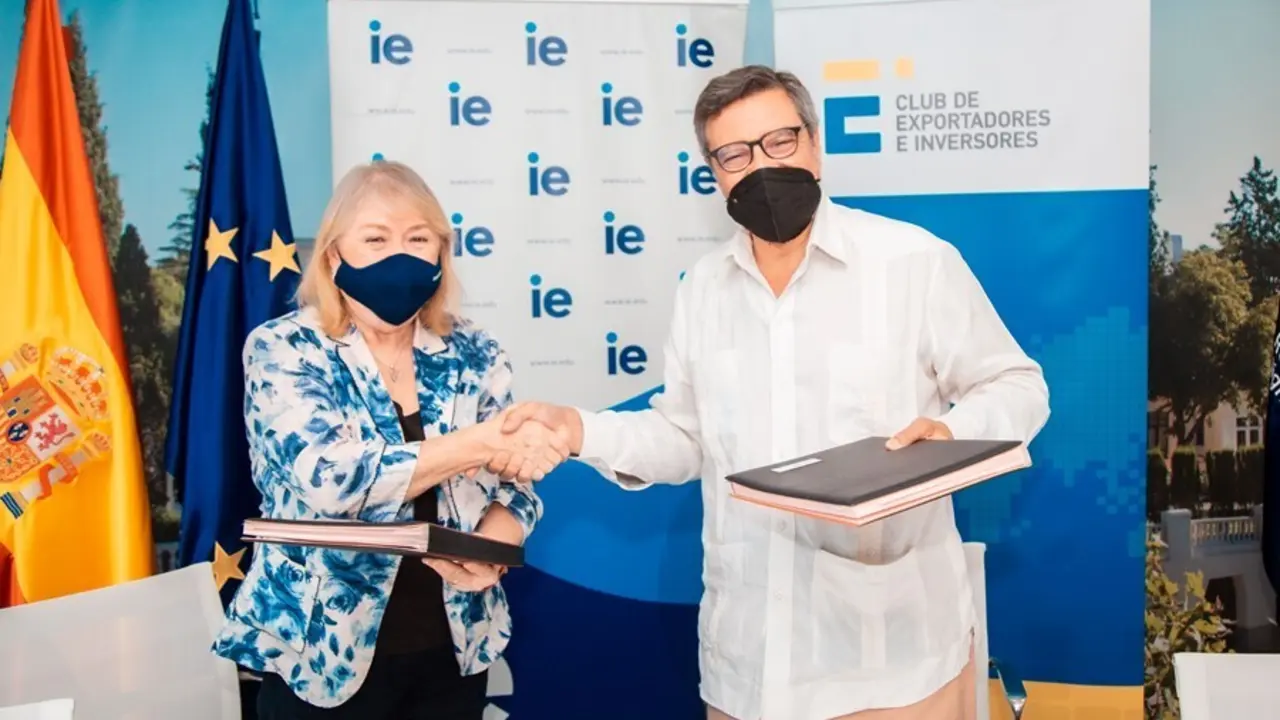 El presidente del Club de Exportadores e Inversores,&nbsp;Antonio Bonet, y la decana de IE School of Global & Public Affairs, Susana Malcorra
