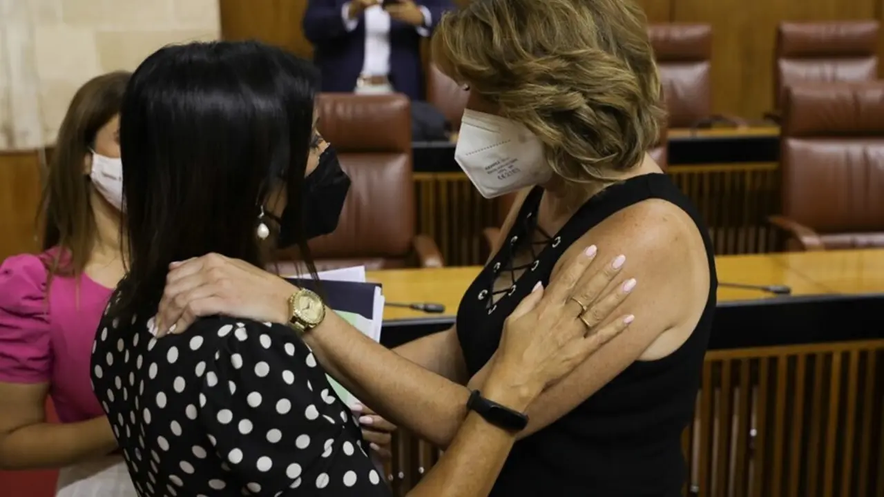La presidenta del Parlamento de Andaluc&iacute;a, Marta Bosquet, felicita a Susana D&iacute;az (PSOE-A) tras su elecci&oacute;n como senadora por designaci&oacute;n auton&oacute;mica.