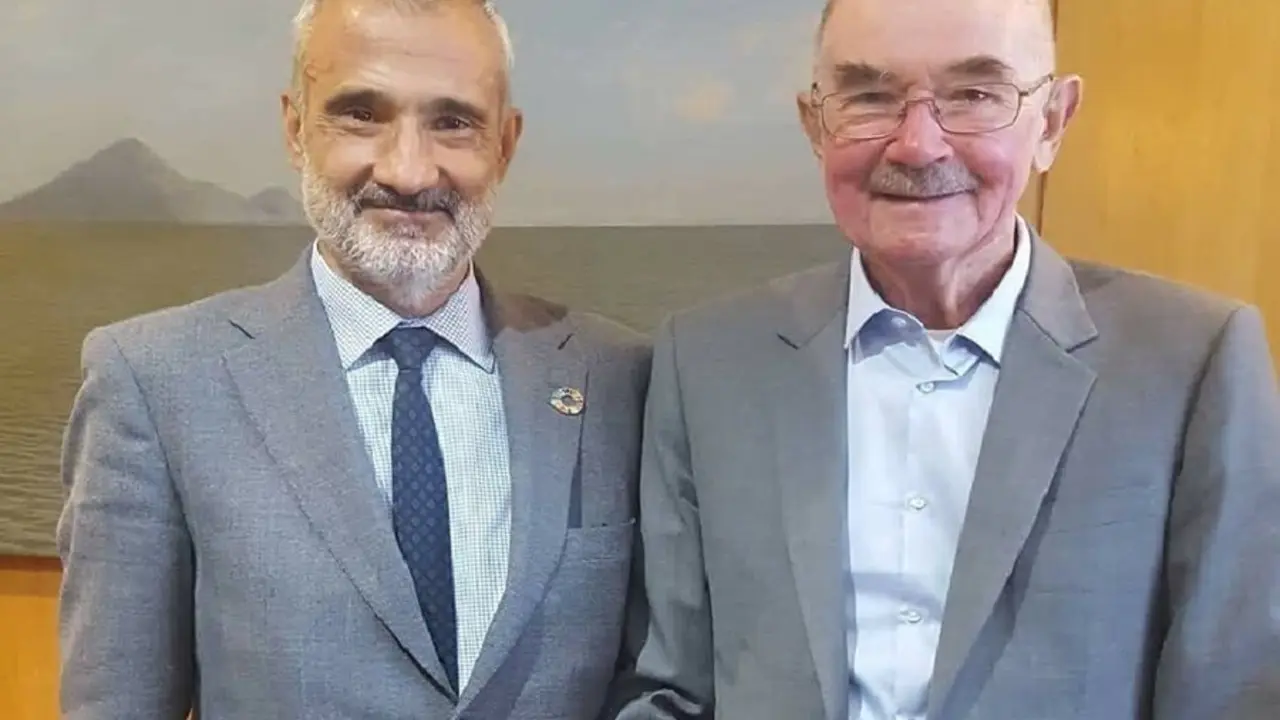 Archivo - Jos&eacute; Manuel Torralba junto a Michael F. Ashby, investigador em&eacute;rito en la Universidad de Cambridge y primer ganador de la Medalla de Oro de la FEMS