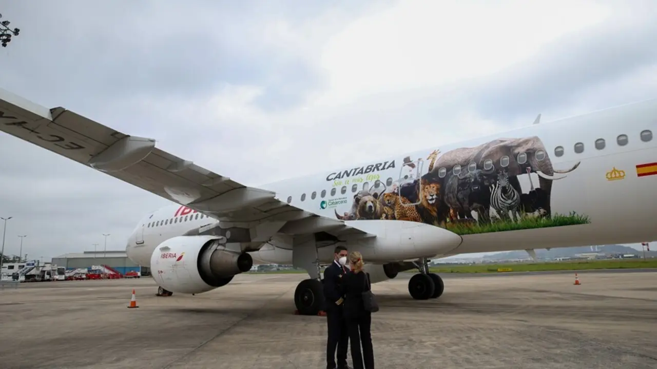 El avi&oacute;n de Iberia rotulado con la imagen de varios animales del Parque de Cab&aacute;rceno llega al aeropuerto Seve Ballesteros de Santander.