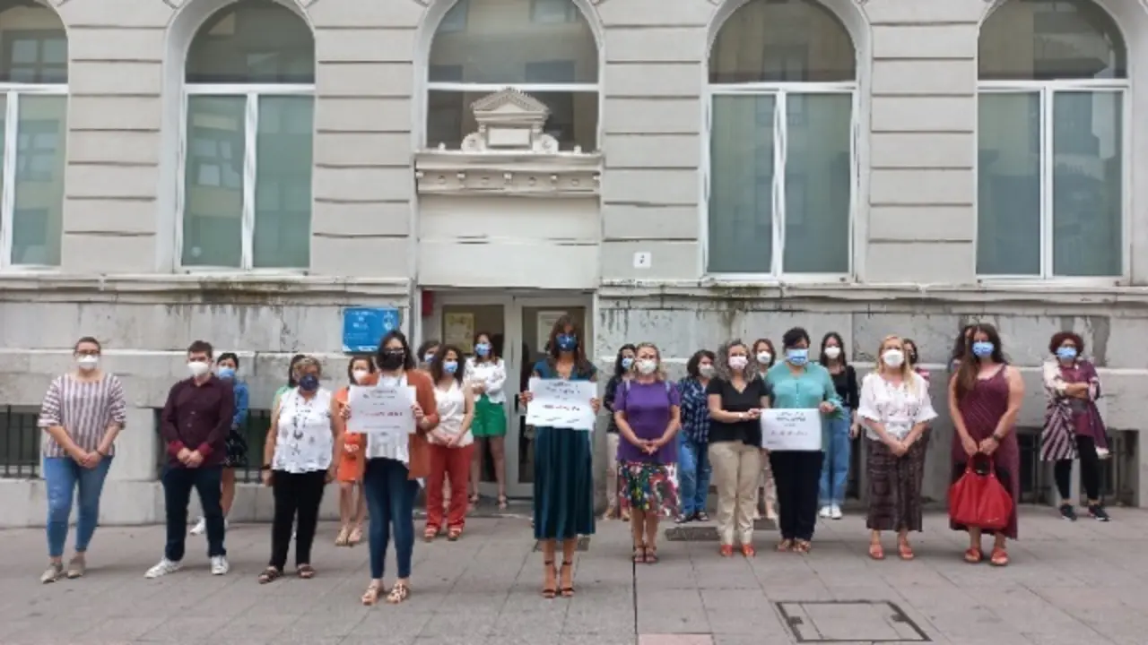 Minuto de silencio de la concejal&iacute;a de Derechos Sociales de Oviedo en recuerdo del joven con asperger asesinado en Madrid.