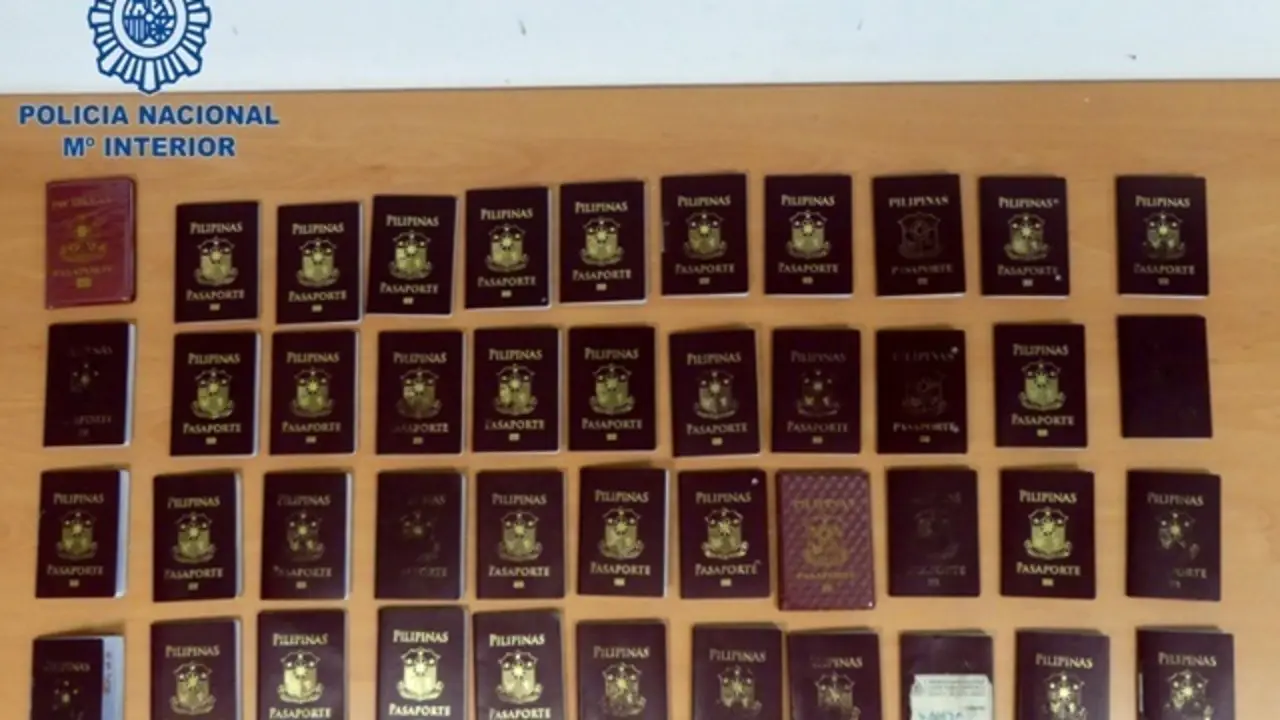Pasaportes falsos intervenidos.
