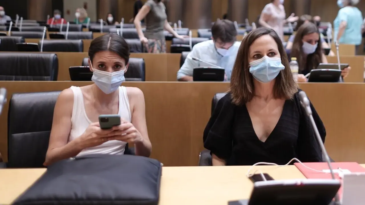 La ministra de Igualdad, Irene Montero (i) y la ministra de Derechos Sociales y Agenda 2030, Ione Belarra (d), en una reuni&oacute;n del grupo parlamentario confederal de Unidas Podemos, Galicia en Com&uacute;n, en el Congreso de los Diputados, a 20 de julio de 2021, e