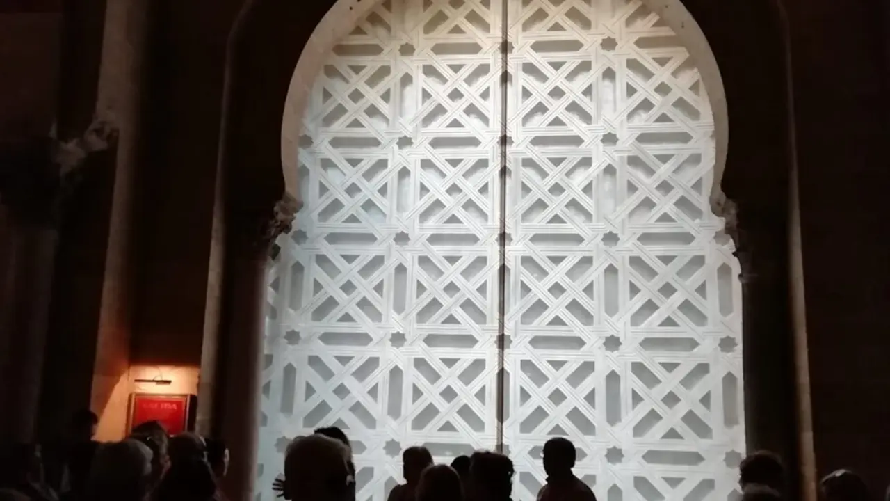 Archivo - Interior de la segunda puerta de la Mezquita de C&oacute;rdoba, cubierta por una lona con la imagen de la celosia retirada