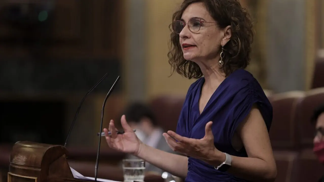 La ministra de Hacienda y Funci&oacute;n P&uacute;blica, Mar&iacute;a Jes&uacute;s Montero, interviene en una sesi&oacute;n plenaria en el Congreso 