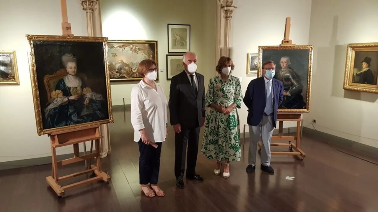 La directora del Museo Goya, Rosario Anto&ntilde;anzas, el director general de Fundaci&oacute;n Ibercaja, Jos&eacute; Luis Rodrigo, la jefa del &Aacute;rea de Cultura, Maite Ciriza, y el experto Arturo Ans&oacute;n, con los retratos de Felipe y Rafaela de Palafox, de los hermanos Bayeu