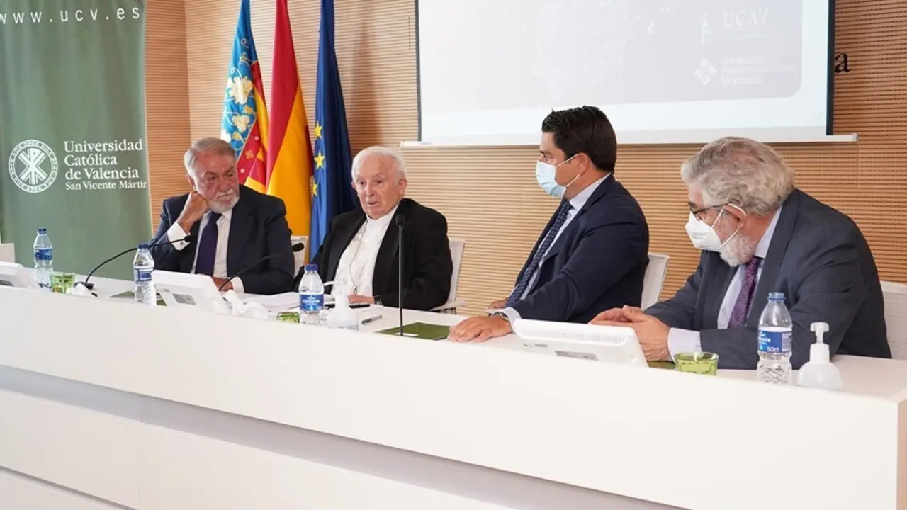 Clausura del curso de verano de la UCV con el exministro Jaime Mayor Oreja y el cardenal Ca&ntilde;izares