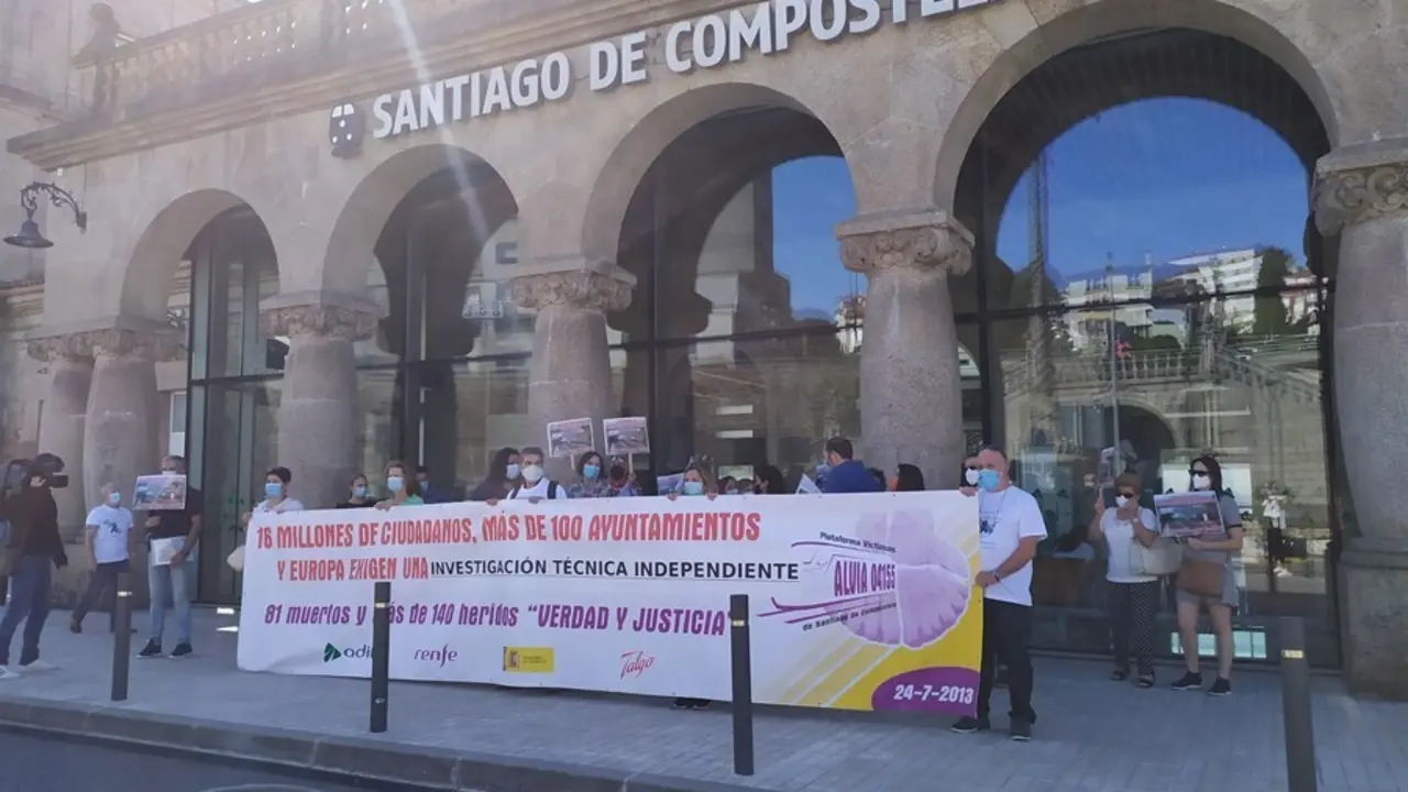 Archivo - V&iacute;ctimas del accidente del Alvia de 2013 antes de manifestarse en el s&eacute;ptimo aniversario del siniestro