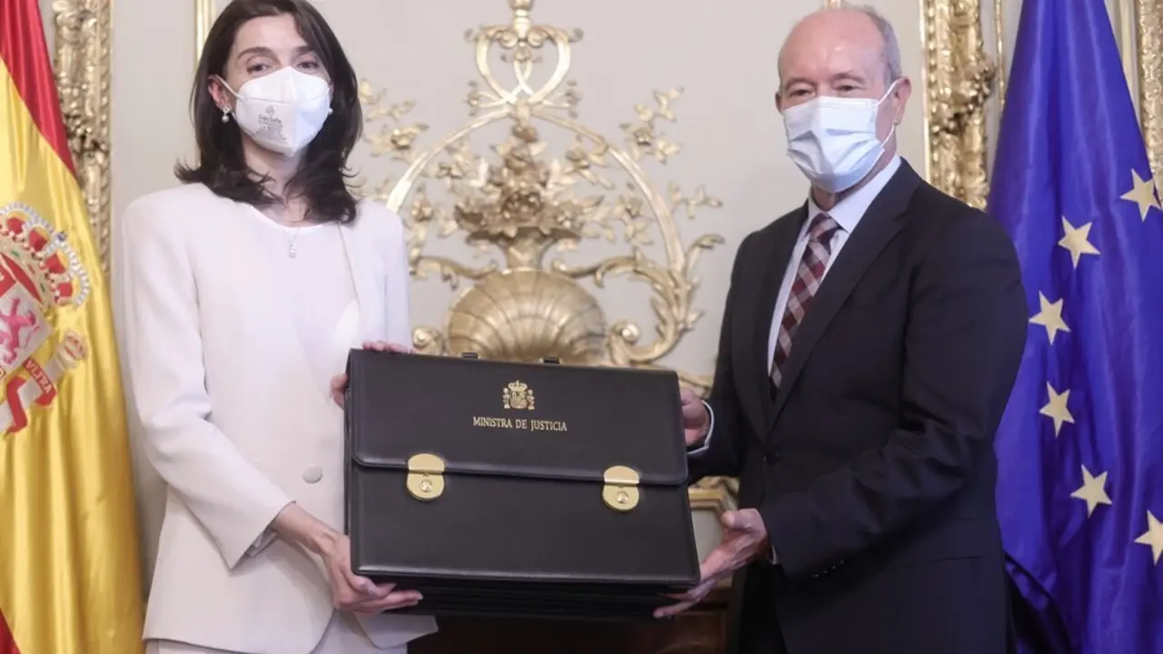 La nueva ministra de Justicia, Pilar Llop, recibe la cartera ministerial de manos de su predecesor, Juan Carlos Campo, en el Palacio de Parcent, a 12 de julio de 2021, en Madrid (Espa&ntilde;a). El traspaso de carteras se efect&uacute;a despu&eacute;s de que la nueva ministra