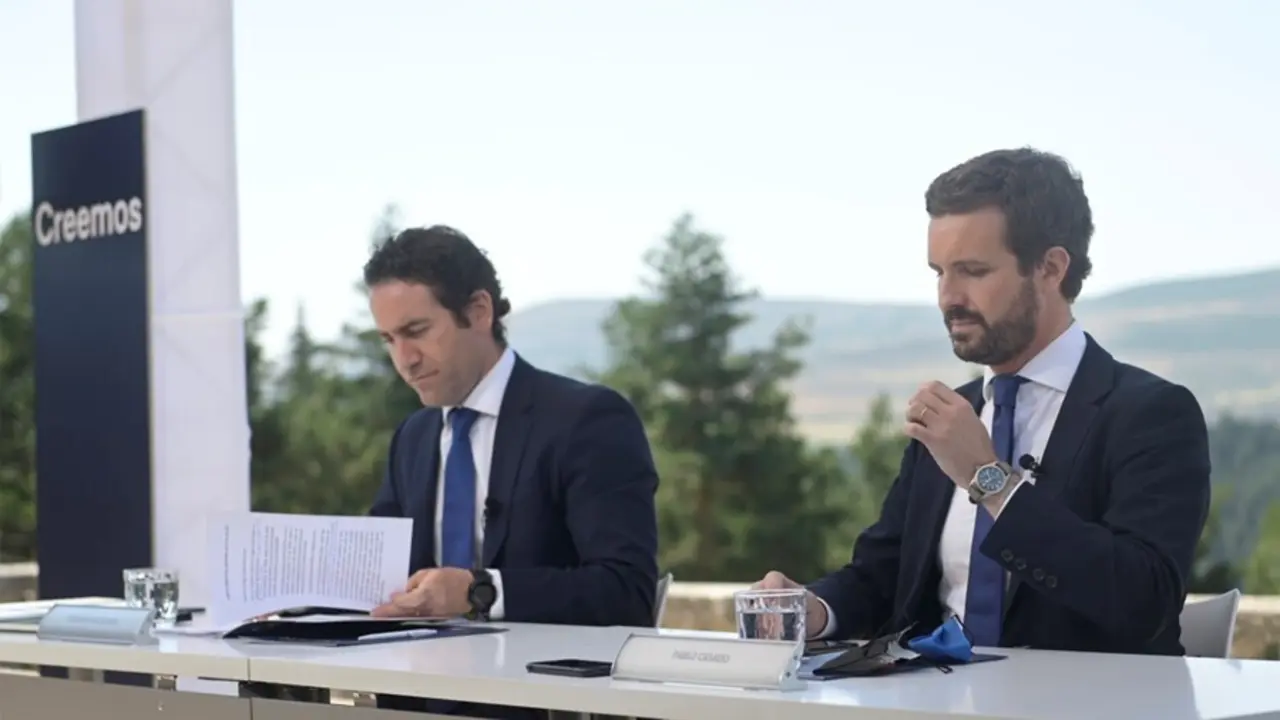 El presidente del PP, Pablo Casado, y el secretario general del PP, Teodoro Garc&iacute;a Egea, en la reuni&oacute;n de la Junta Directiva Nacional del PP en el Parados de Gredos.  &Aacute;vila,  21 de julio de 2021.