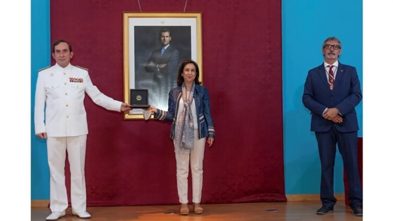 Margarita Robles con el almirante Jefe del Estado Mayor de La Armada y el rector de la Universidad de C&aacute;diz.