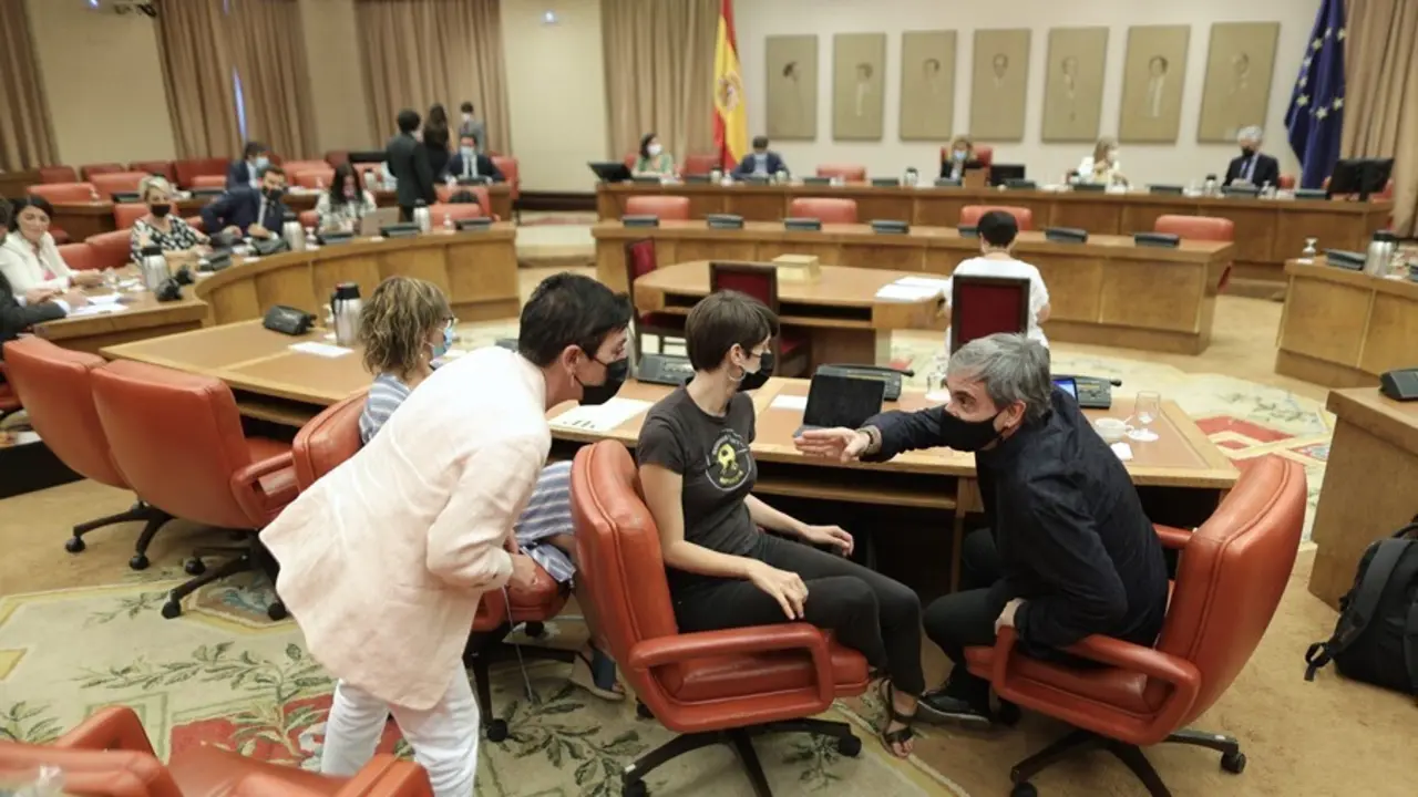 La portavoz de EH Bildu en el Congreso, Mertxe Aizpurua (2i); la diputada de ERC Marta Rosique (2d), y el diputado de ERC Francesc Xavier Eritja (1d), durante una sesi&oacute;n de la Diputaci&oacute;n Permanente en el Congreso 