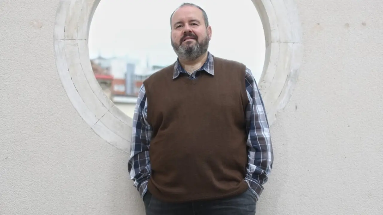 Archivo - El portavoz de educaci&oacute;n de Unidas Podemos en el Congreso, Joan Mena, posa tras una entrevista para Europa Press en la C&aacute;mara Baja, en Madrid (Espa&ntilde;a), a 25 de noviembre de 2020.