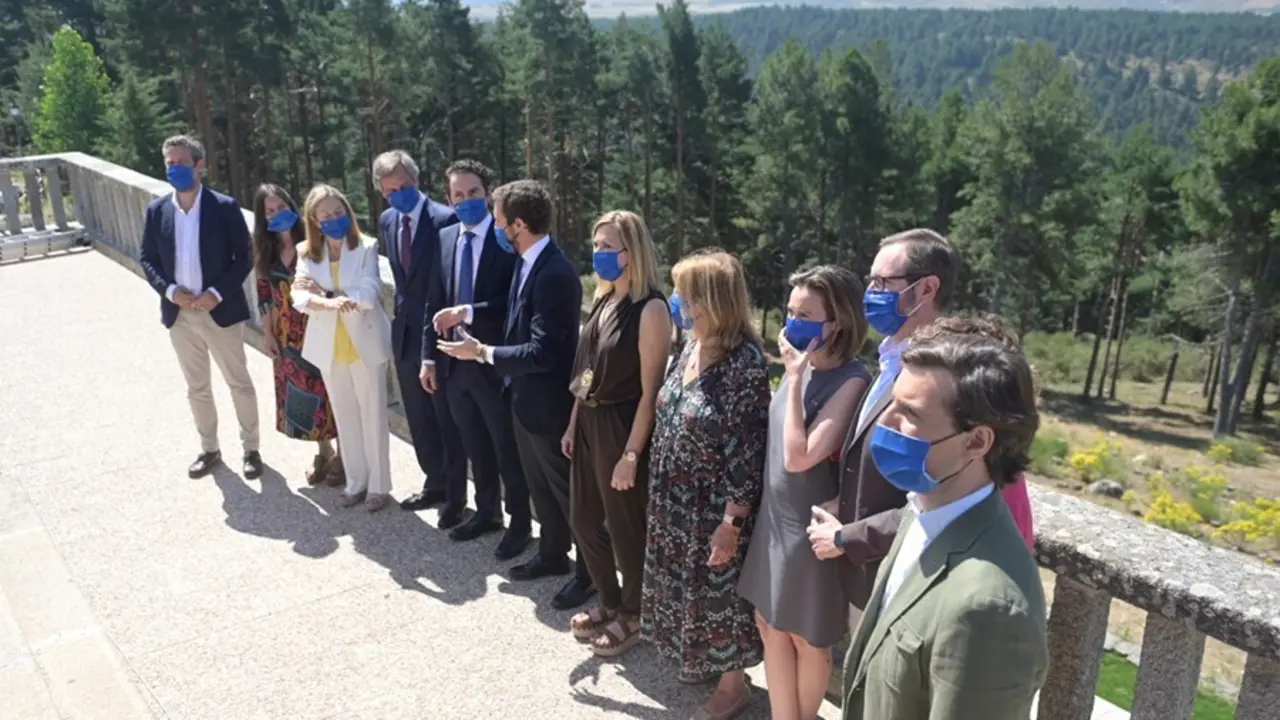 El presidente del PP, Pablo Casado, posa junto a la c&uacute;pula del PP en el Parados de Gredos, donde ha presidido la Junta Directiva Nacional del PP. En Madrid, a 21 de julio de 2021.