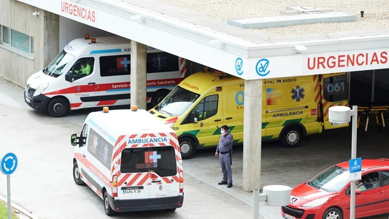 Archivo - Aparcamiento de Urgencias del Hospital Universitario Marqu&eacute;s de Valdecilla