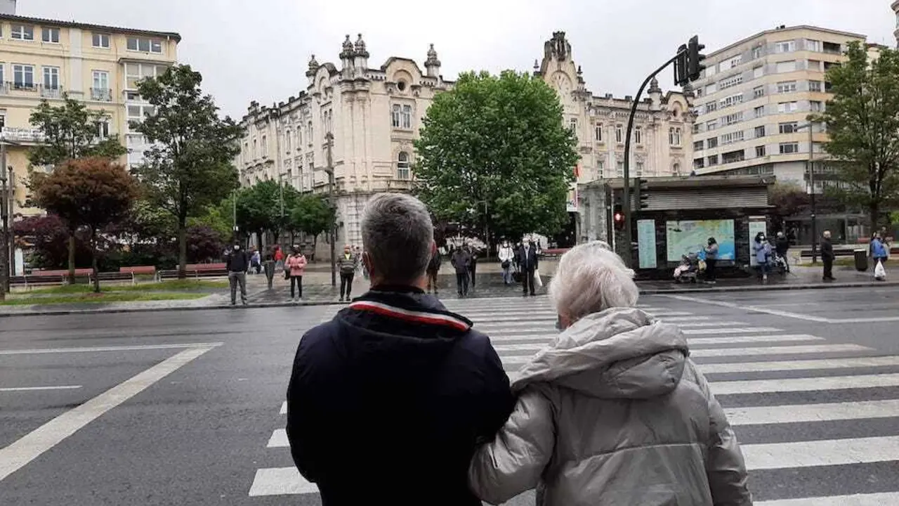 Dos personas se disponen a cruzar una calle en el centro de Santander. / Hardy