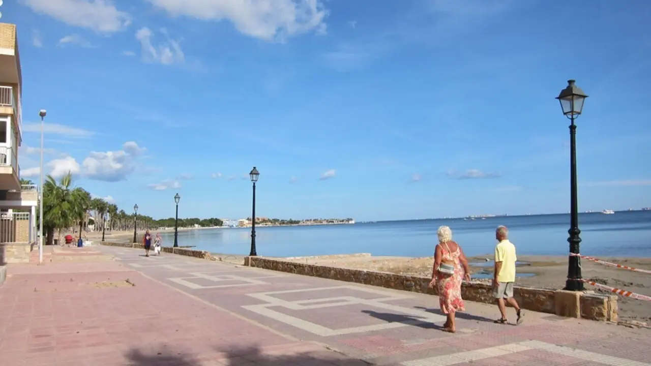 Archivo - Imagen del paseo de Los Alc&aacute;zares con el Mar Menor de fondo, viandantes, turistas