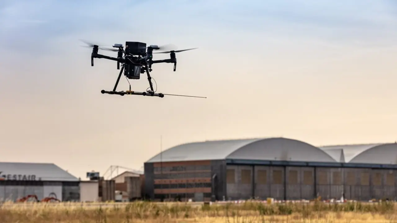 Archivo - Enaire realiza pruebas de verificaci&oacute;n con un dron en Barajas