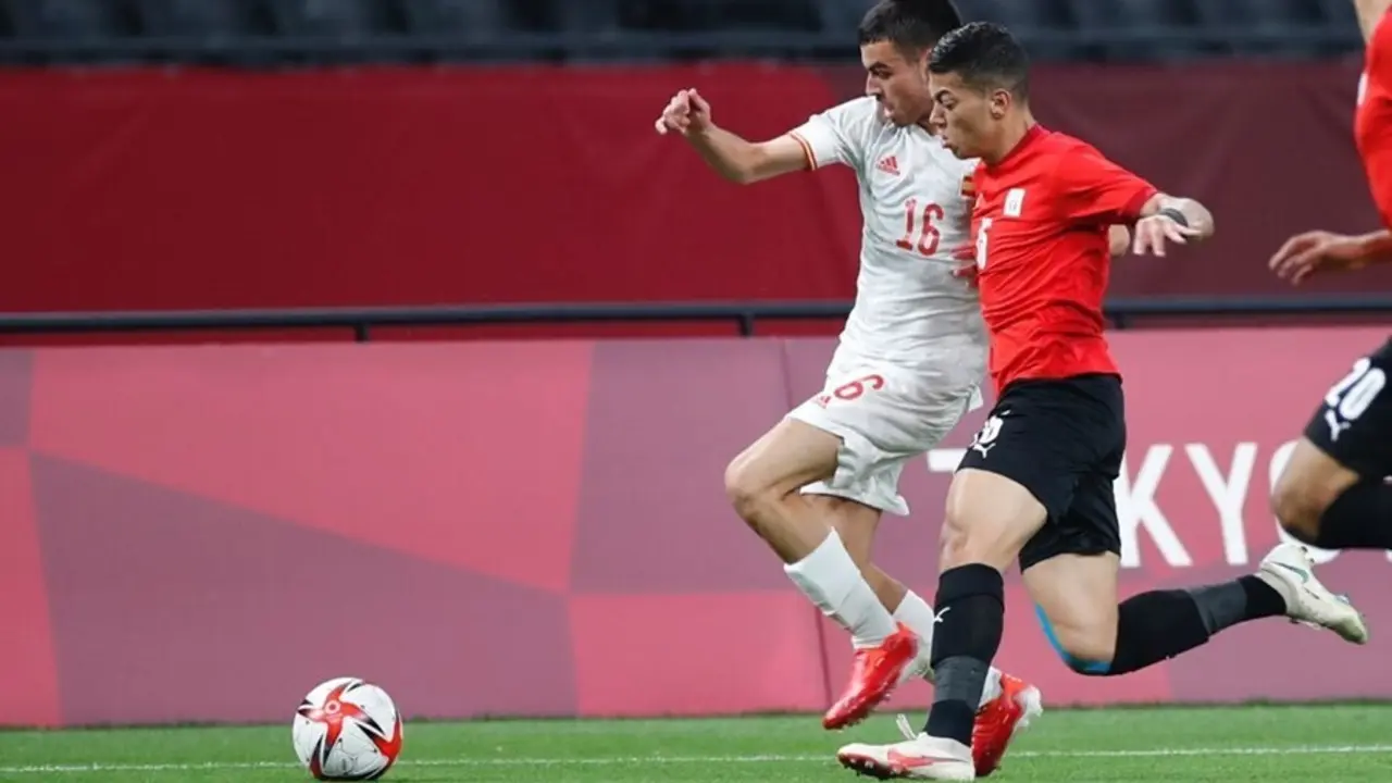 Pedri intenta zafarse de un jugador egipcio en el Egipto-Espa&ntilde;a de los Juegos Ol&iacute;mpicos de Tokio