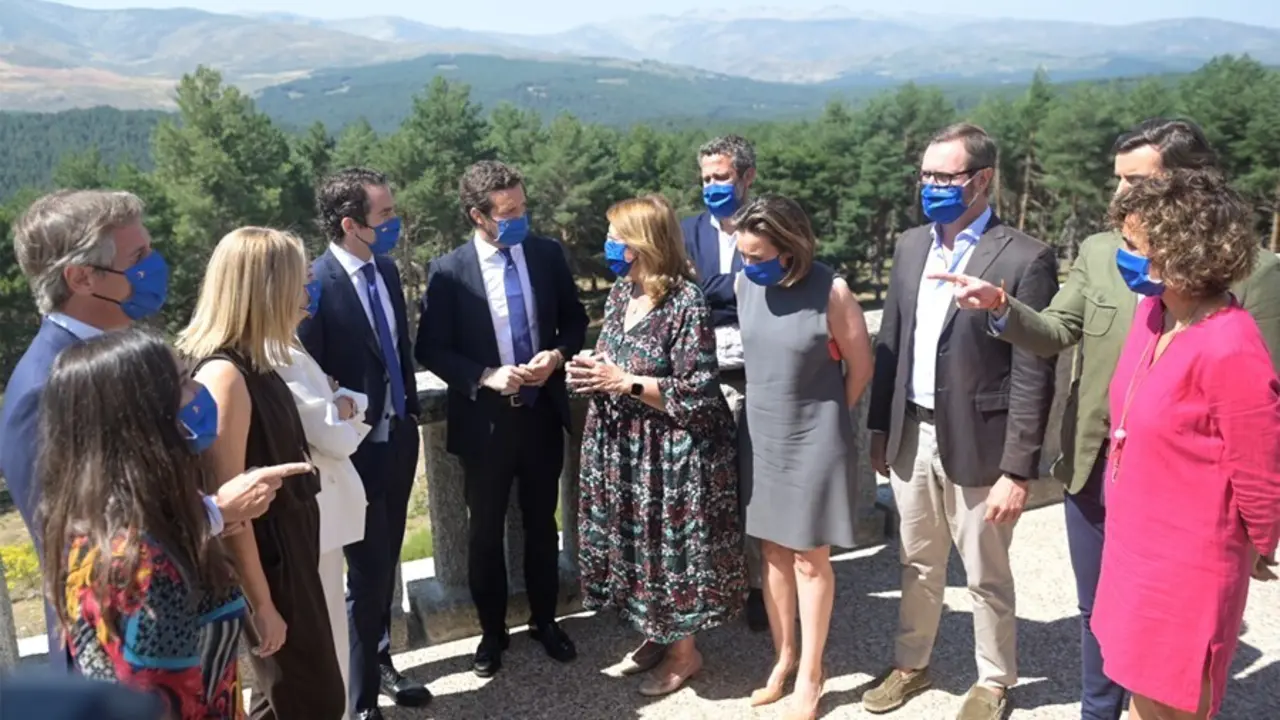 El l&iacute;der del PP, Pablo Casado, con casi todos los miembros del Comit&eacute; de Direcci&oacute;n del PP, durante la Junta Directiva Nacional del partido en la sierra de Gredos. En  &Aacute;vila, 21 de julio de 2021.