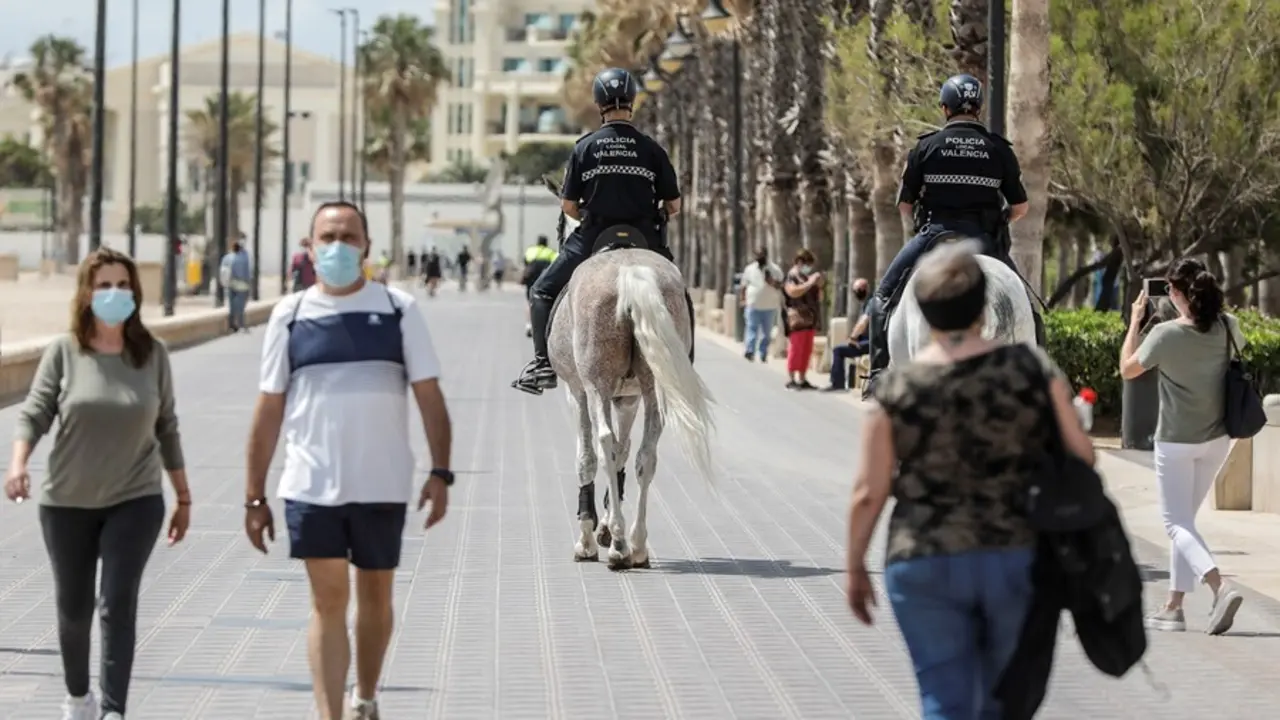 Archivo - Dos polic&iacute;as municipales patrullan a caballo por un paseo mar&iacute;timo frente a una playa de Val&egrave;ncia, a 26 de mayo de 2021