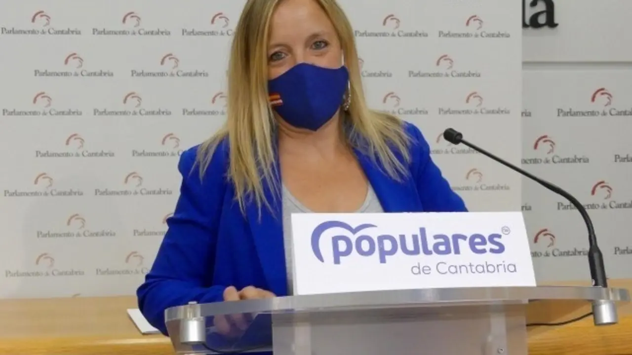 La diputada del PP Isabel Urrutia en rueda de prensa en el Parlamento