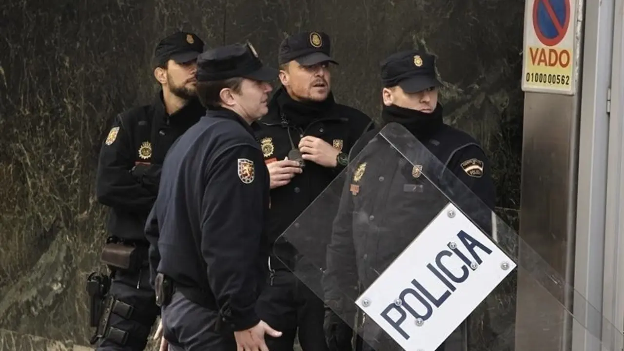 Archivo - Polic&iacute;as. Foto de recurso