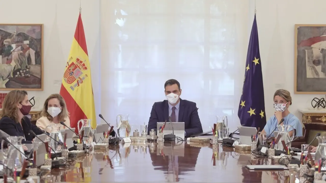 La vicepresidenta tercera, Teresa Ribera; la vicepresidenta primera, Nadia Calvi&ntilde;o; el presidente del Gobierno, Pedro S&aacute;nchez y la vicepresidenta segunda, Yolanda D&iacute;az, en el primer Consejo de Ministros, en Madrid (Espa&ntilde;a). 